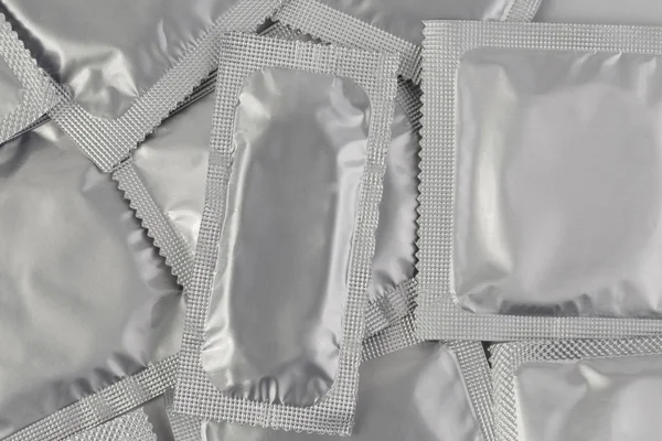 Презерватив в упаковці — стокове фото