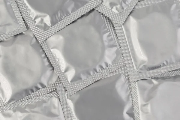 Презерватив в упаковці — стокове фото