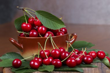 Masanın üzerine tatlı kiraz