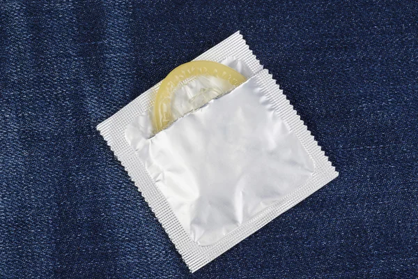 Презерватив в упаковке — стоковое фото