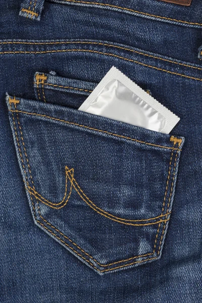 Презерватив в пакеті — стокове фото