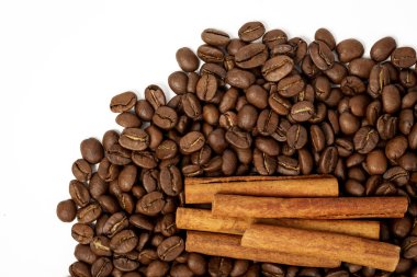 Kahve çekirdekleri ve tarçın.