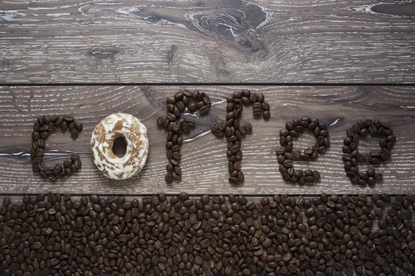 Koffiebonen op een tafel — Stockfoto