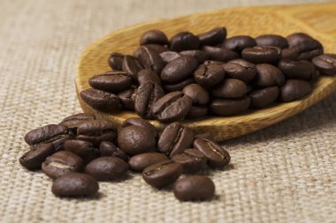 Koyu kahve taneleri.