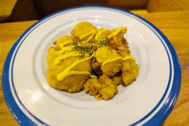 Geleneksel Slovak Kızarmış Karnabahar Nuggets Hardal Sosu