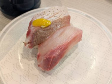 Japon Sarıkuyruklu Amberjack (Hiramasa) İkili Nigiri - Taze Sashimi ve Kurutulmuş Aburi Yuzu Sal