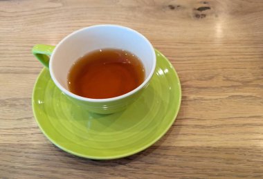 Modern Kahve molası: Sıcak Çay veya Kahve Tahta Taneli Renkli Kupada