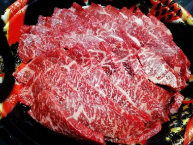 Yakiniku (Japonca BBBQ) için Wagyu sığır eti dilimlerinin (Omi Beef) yakın plan çekimi)