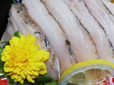 Yenilebilir Kasımpatı ve Limonlu Kurutulmuş İspanyol Uskumrusu Sashimi 'nin yakın çekimi