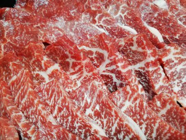 Premium Marled Wagyu Bifteği: Yakiniku Japon Barbeküsü için Çiğ Omi Biftek Dilimleri