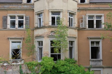 Yenilemeye, biçimlendirmeye ihtiyacı olan eski bina