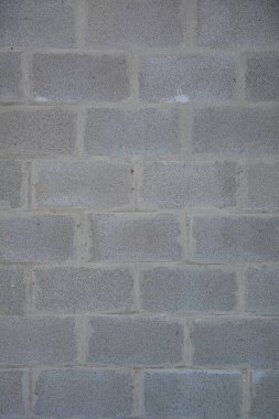 Beton blokları ve kaba endüstriyel dokusu olan gri tuğla duvar arkaplanı