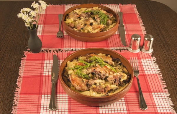 Et ve patates bir kil yemek pişirdim. Lezzetli ev yapımı yiyecek
