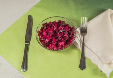 Vinigrette bir bıçak ve çatal yeşil zemin üzerine