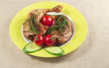 Izgara tavuk budu ve plaka üzerinde taze sebze