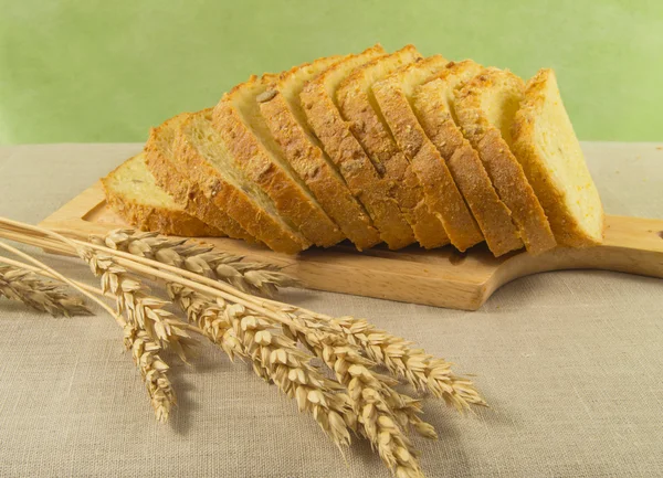 Нарезанный белый хлеб с колосьями пшеницы. Здоровое питание — стоковое фото