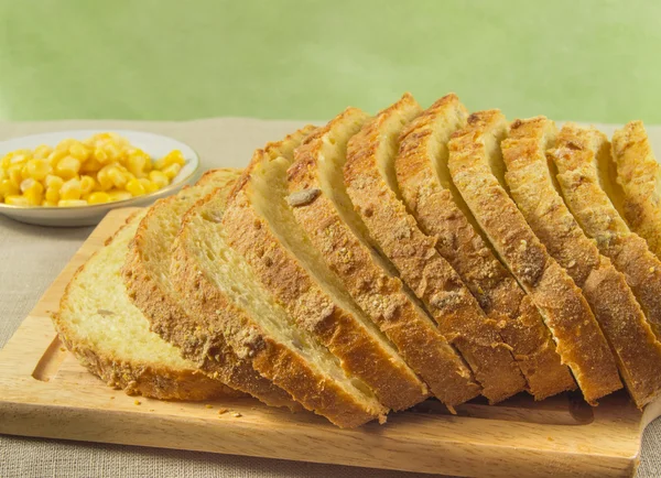 Kukoricából készült kenyér. Teljes kiőrlésű gabona van egy tál — Stock Fotó