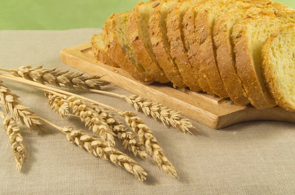 Нарезанный белый хлеб с колосьями пшеницы. Здоровое питание — стоковое фото