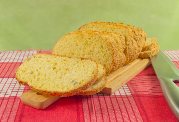 Нарезанный пшеничный хлеб на разрезании доски крупным планом. Нож, красная салфетка — стоковое фото