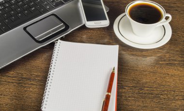 Laptop notebook smartphone ahşap arka plan, metin için yer üzerinde kahve