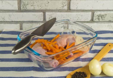 Taze tavuk eti, havuç, soğan ve baharat. Bıçak, cam kase