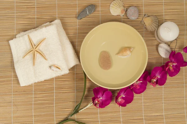 Spa y Bienestar con accesorios naturales Piedras, toallas, Orquídea —  Fotos de Stock