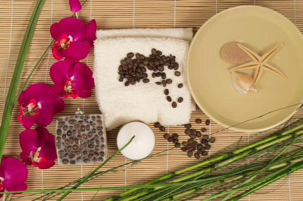 Spa Stilleben med orkidé, ljus, kaffebönor handduk bambu — Stockfoto