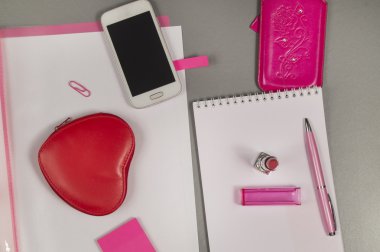 İş iş Danışma pembe kalem, ruj, makyaj çantası, telefon