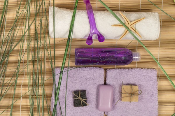 Spa och Wellness miljö med naturlig tvål, stenar handduk bambu — Stockfoto