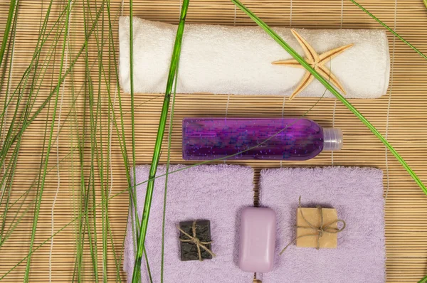 Spa och Wellness miljö med naturlig tvål, stenar handduk bambu — Stockfoto