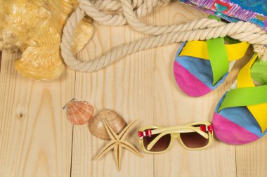 plaj çantası, flip flop, güneş gözlüğü, ahşap arka plan üzerinde. Üstten Görünüm