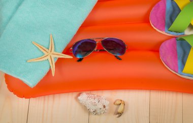 Yaz plaj aksesuarları Yüzme şişme. Flip flop, güneş gözlüğü, havlu