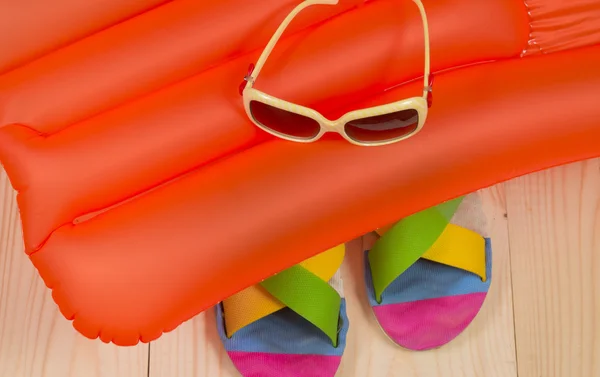 Accessoires de plage d'été sur matelas de bain. Tongs, lunettes de soleil — Photo