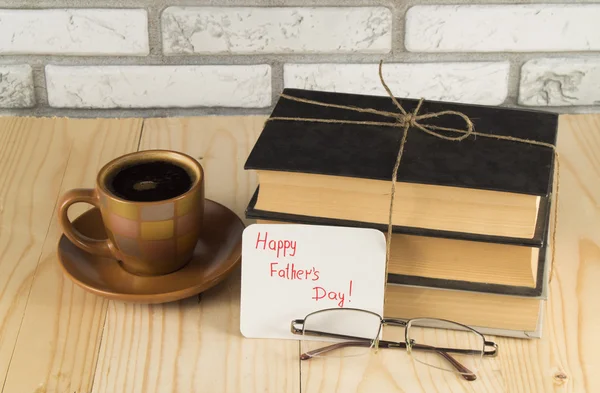 Libros antiguos, vasos, taza de café sobre una mesa de madera — Foto de Stock