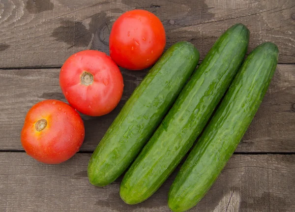 Sağlıklı beslenme ile organik salatalık domates, ahşap arka plan kavramı — Stok fotoğraf