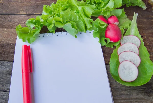 Das Konzept der gesunden Ernährung, Ernährung, Salat, Notizblock, Kopierraum — Stockfoto