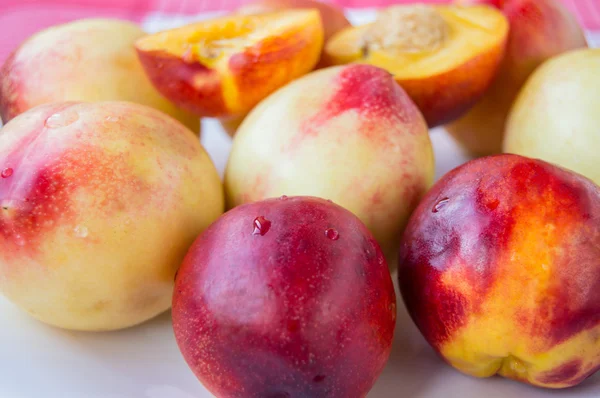 Melocotones rojos de nectarina maduros con enfoque selectivo en rodajas —  Fotos de Stock