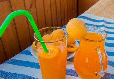 saman ve sürahi ile bir bardak Kayısı suyu