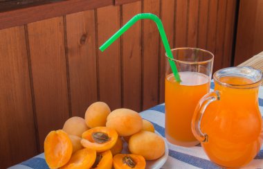 Kayısı ve suyu cam sürahi içinde dilimlenmiş