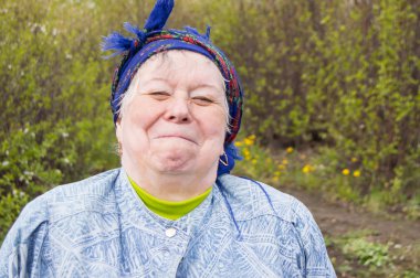 Bahçenizde bir başörtüsü gülümseyen yaşlı kadın