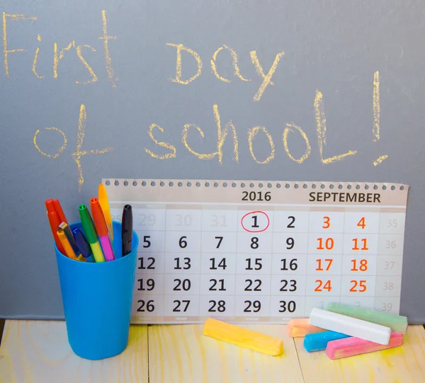 Primeiro dia na escola escrevendo no quadro negro, calendário, papelaria — Fotografia de Stock