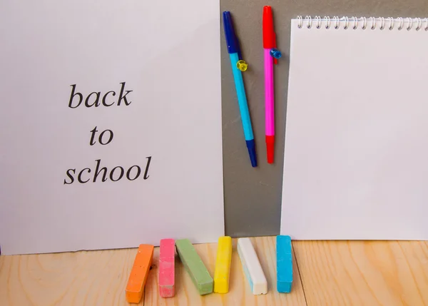 Voltar ao conceito de escola, uma caneta, bloco de notas, giz — Fotografia de Stock