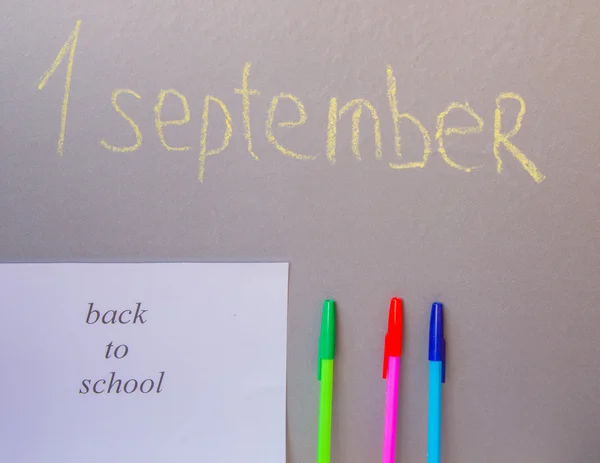 Volver al concepto de la escuela, un bolígrafo, escribir en la Junta 1 Septiembre — Foto de Stock