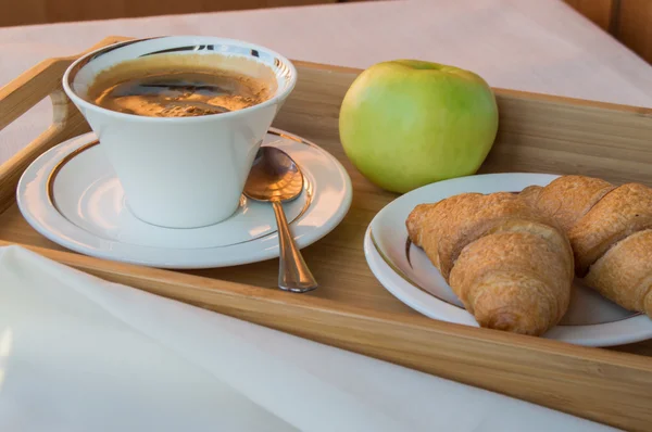 Desayuno de café, manzana, croissants en bandeja de madera — Foto de Stock