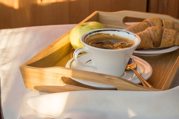 Taza de café, manzana en primer plano plato de madera. Desayuno, Enfoque selectivo — Foto de Stock