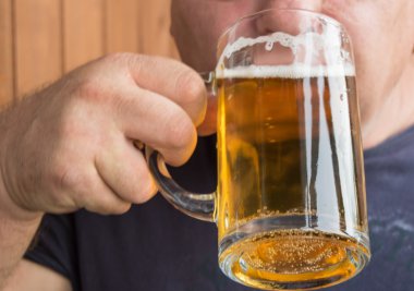 Yaşlı adam içecekler bira cam kupa yakın çekim