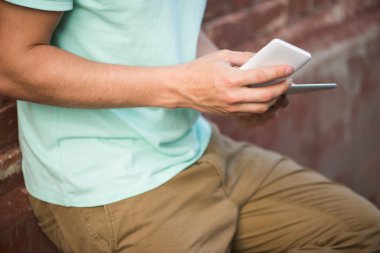 Mobil akıllı telefon ve tablet, odak yandan kullanan bir adam yakın çekim