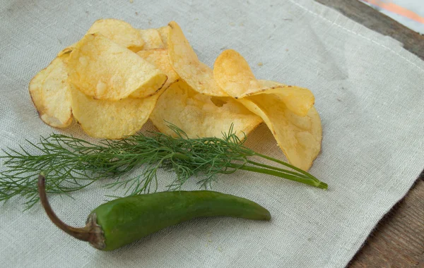 Batatas fritas picantes com pimenta e endro, lugar para o seu texto — Fotografia de Stock