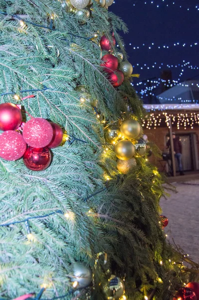 Marco Vertical Una Parte Árbol Navidad Ricamente Decorado Para Navidad — Foto de Stock