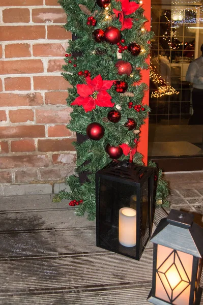 Weihnachtslaterne Mit Kerze Auf Einem Holzboden Vor Einer Ziegelwand Mit — Stockfoto